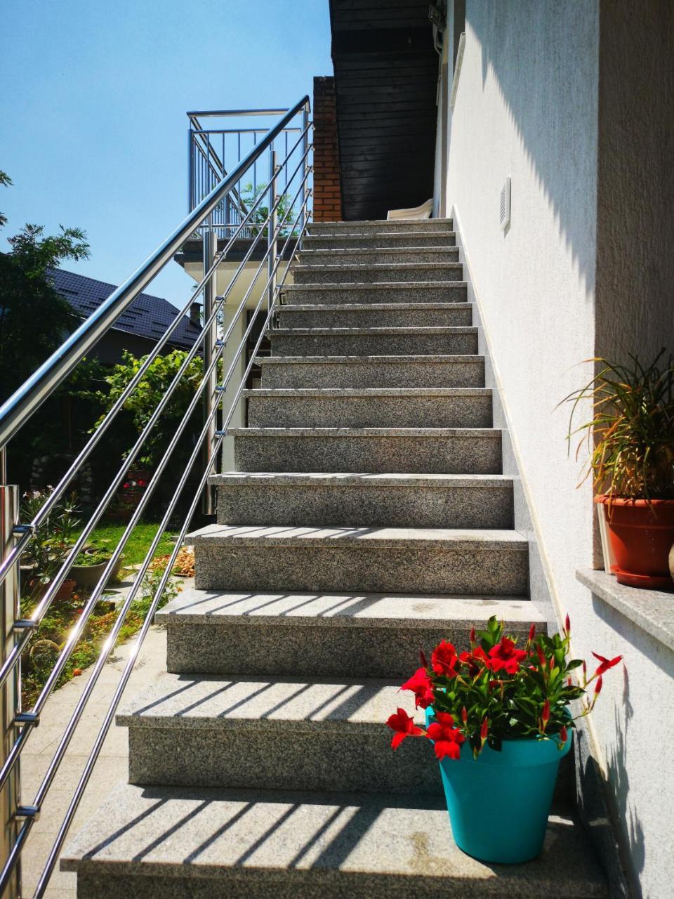 Family Apartment With Garden Saraievo Exterior foto